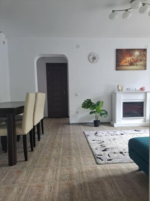 Casuta Cu Povesti Apartman Câmpina Kültér fotó